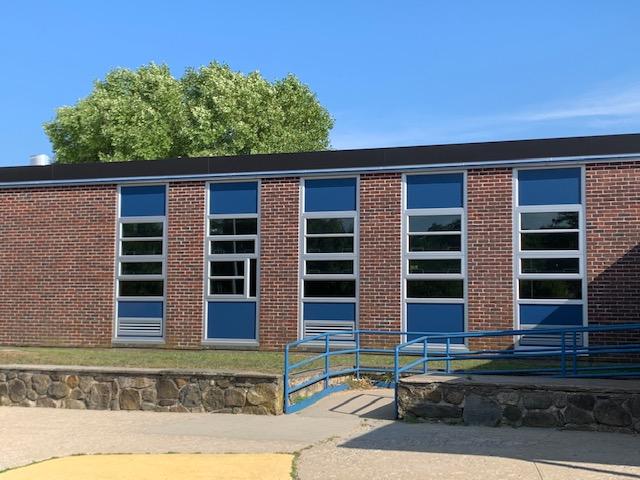 Davisville Middle School using Winco's 8325 window series. Davisville Middle School using Winco's 8325 window series.
