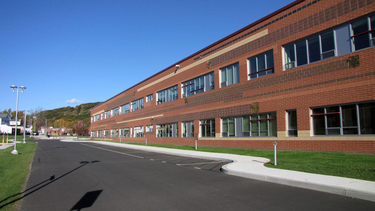 Jonathan E. Reed Elementary School using Winco's 1550 window series. Jonathan E. Reed Elementary School using Winco's 1550 window series.