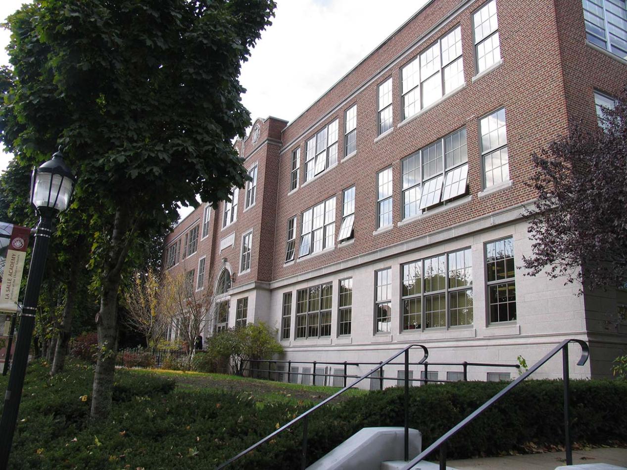 Winco arrived at the solution to replace the 1954 aluminum windows with Winco’s 1450 Series fixed-over-projected hung replica windows. Winco arrived at the solution to replace the 1954 aluminum windows with Winco’s 1450 Series fixed-over-projected hung replica windows.