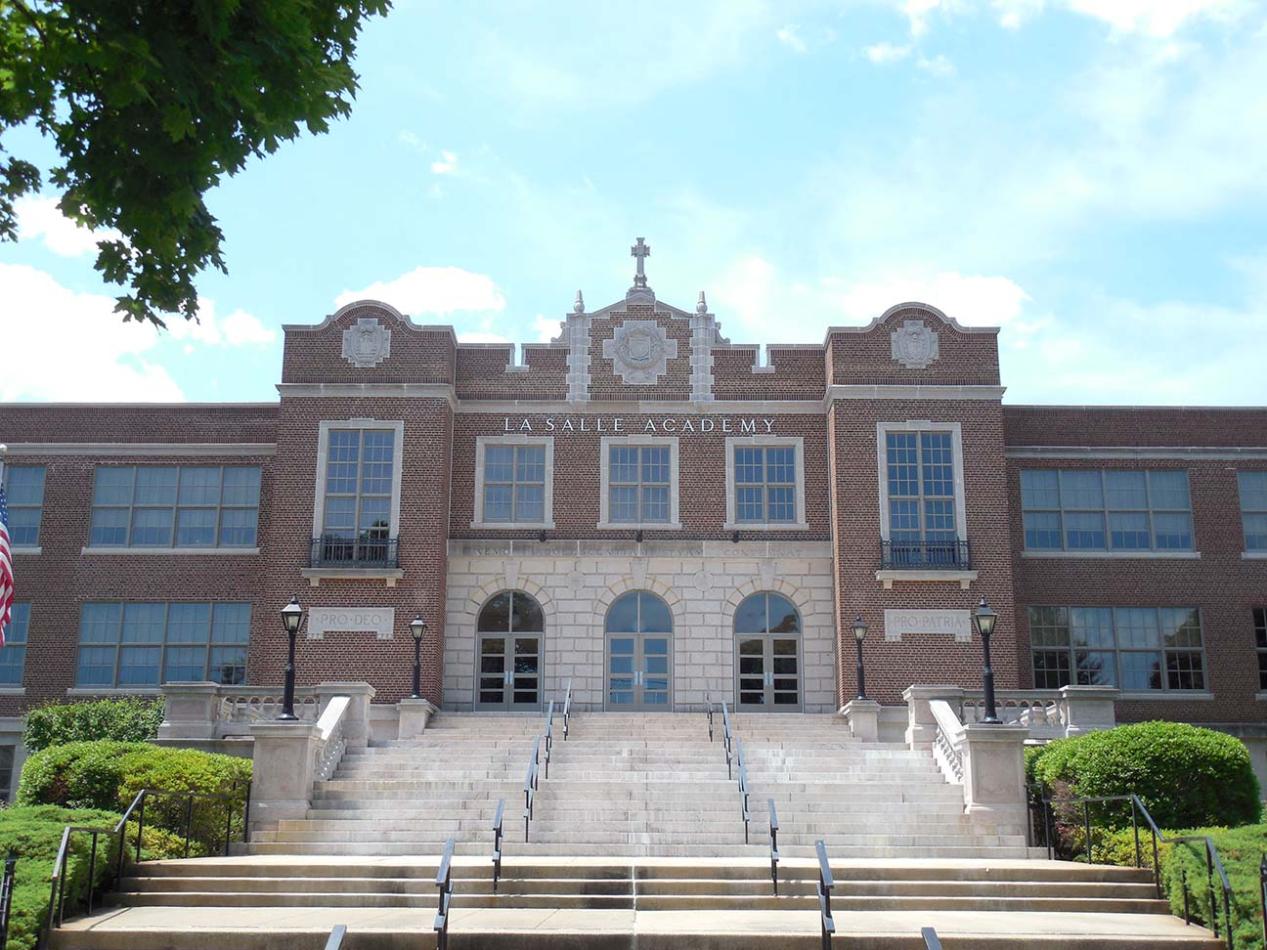 Winco arrived at the solution to replace the 1954 aluminum windows with Winco’s 1450 Series fixed-over-projected hung replica windows. Winco arrived at the solution to replace the 1954 aluminum windows with Winco’s 1450 Series fixed-over-projected hung replica windows.