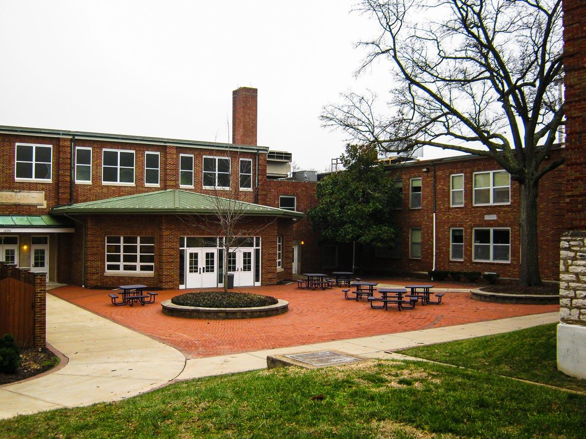 Brentwood High School using Winco's 4410 Single Hung Window Series. Brentwood High School using Winco's 4410 Single Hung Window Series.