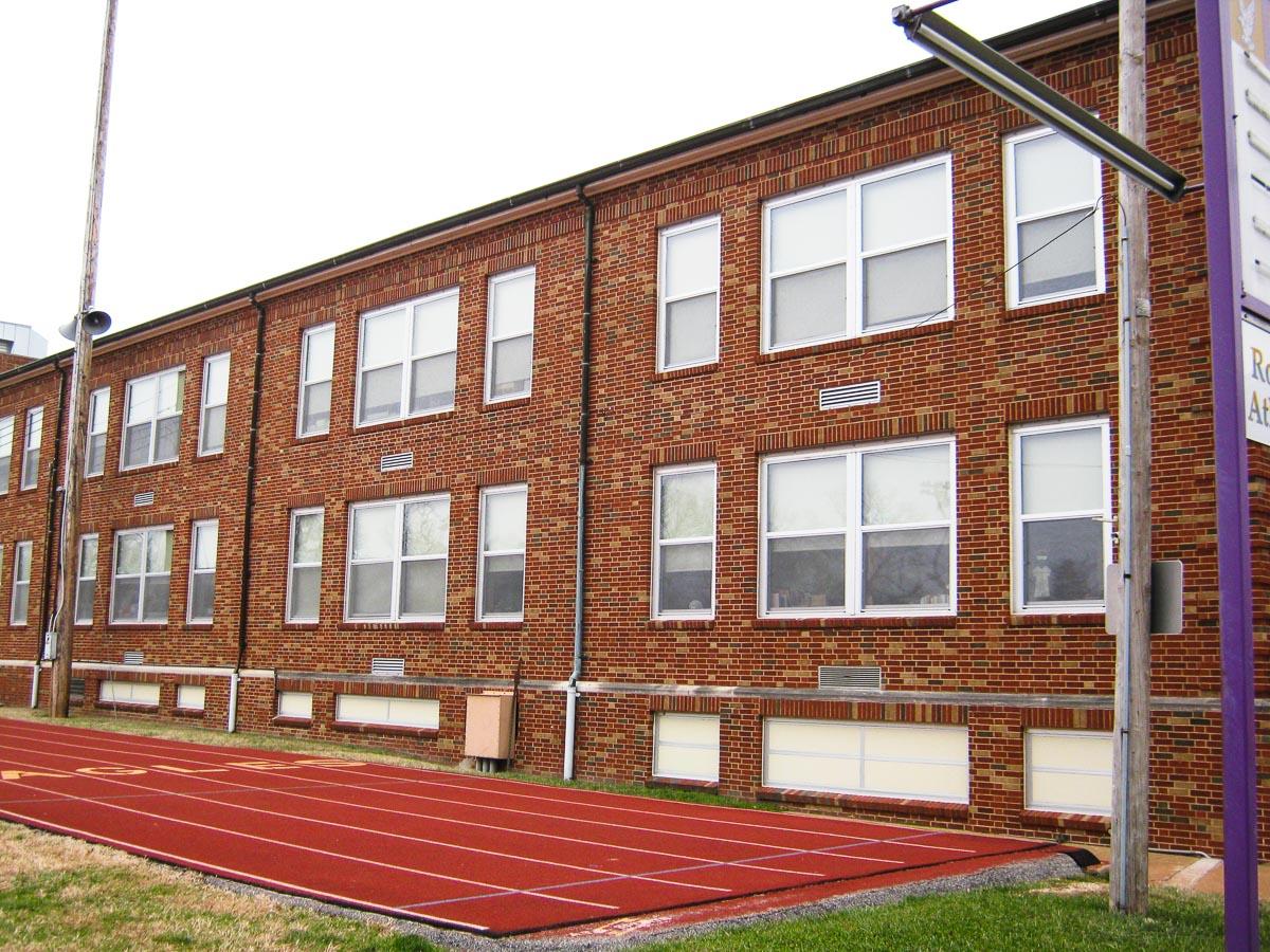 Brentwood High School using Winco's 4410 Single Hung Window Series. Brentwood High School using Winco's 4410 Single Hung Window Series.