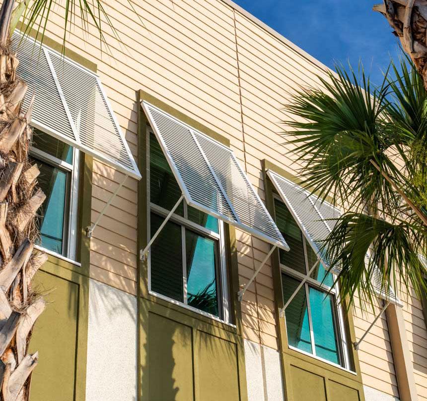 The Villages Charter K-8 School showcases Winco’s 4410 Single Hung windows, blending functionality and aesthetics. Close up of single hung windows at school building at dusk with palm trees in front.