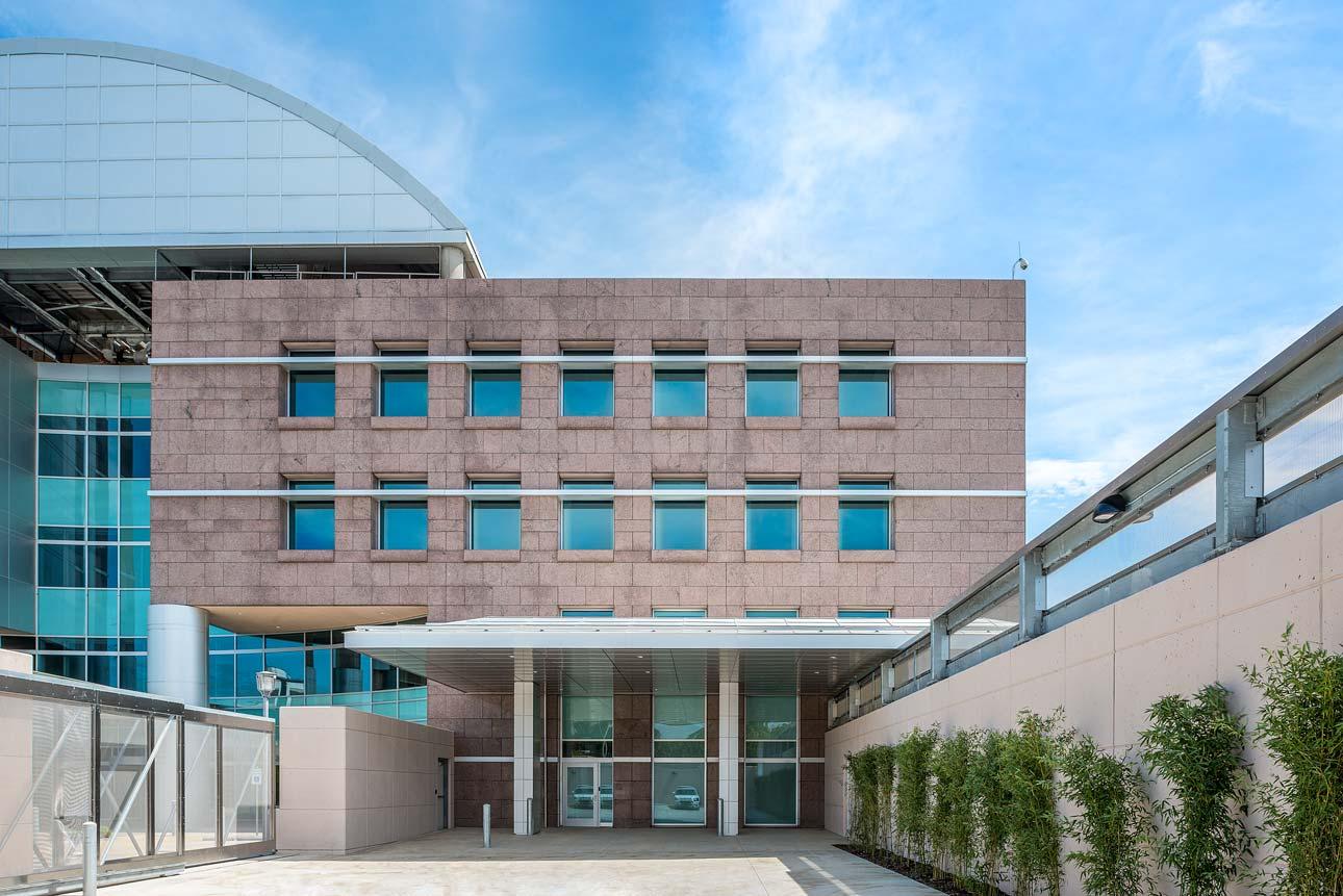 WINCO’s 8800 behavioral health window system was used in the patient rooms at Strawberry Hill Hospital to keep patients safe and allow natural light and healing views of the beautiful outdoors. Main entrance of a hospital featuring stone architecture and Human Impact Resistant Windows for patient care rooms.