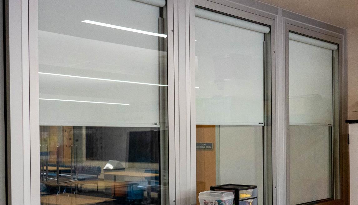Students in the Washoe County School district in Reno, Nevada benefit from the abundant natural light conditions in multiple ways. The automated Transira shading system controls light and significantly improves occupant comfort. Pathogens in the space are reduced because the shade is encased in between glass.