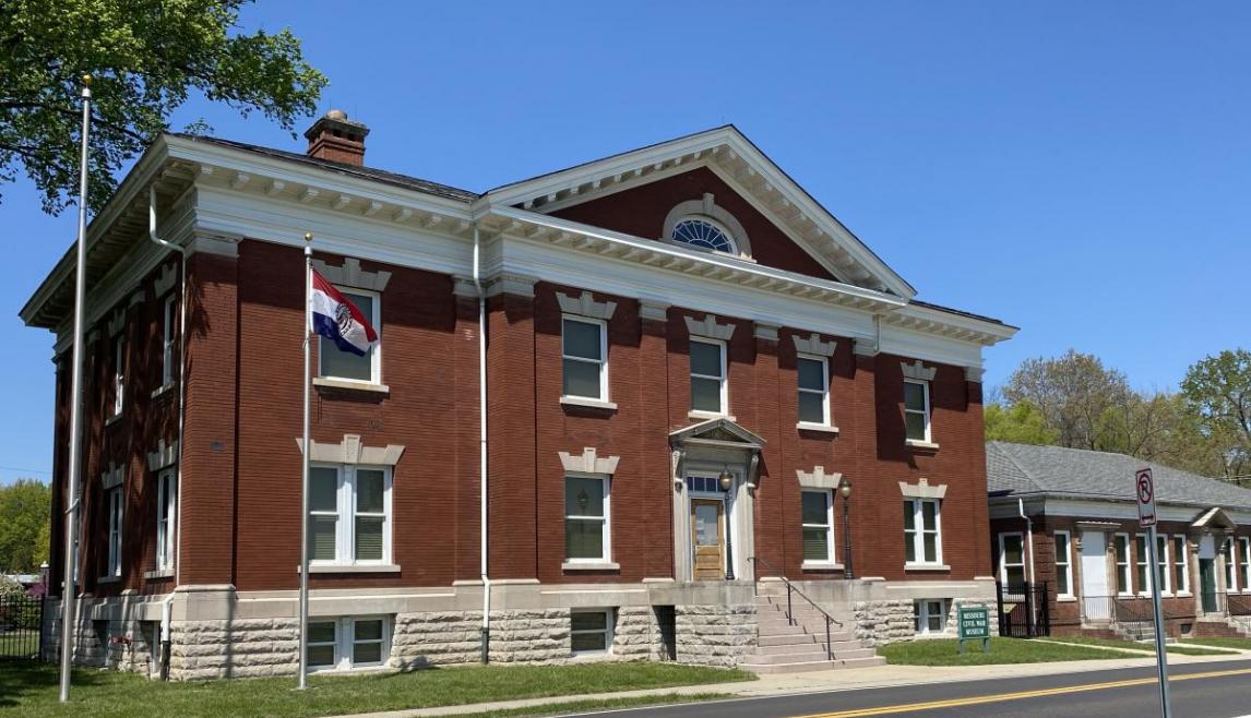 Jefferson Barracks Building uses Winco's 4500 double hung window series to replicate the original historic windows.