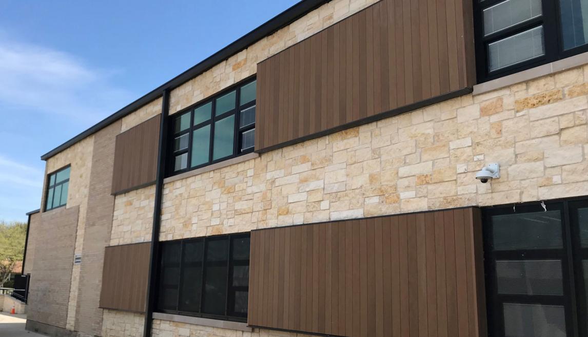 For classrooms and stairwells at Edna Rowe Elementary School, WINCO provided its 1450 series triple glazed windows side by side with 4410 series single hung dual glazed windows.