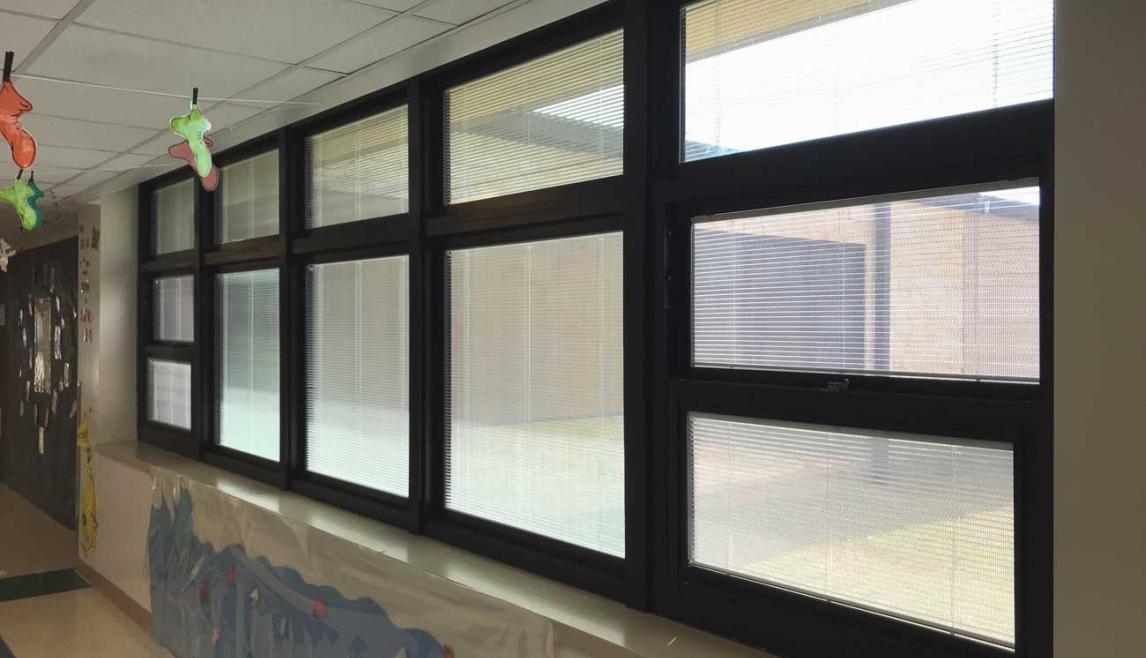 For classrooms and stairwells at Edna Rowe Elementary School, WINCO provided its 1450 series triple glazed windows side by side with 4410 series single hung dual glazed windows.