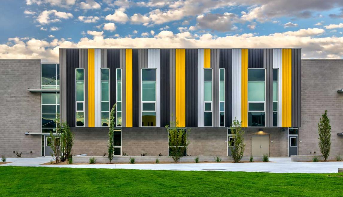 Students at Desert Skies Middle School benefit from the abundant natural light conditions in multiple ways. The automated Transira shading system controls light and significantly improves occupant comfort. 