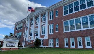 Davenport Elementary School using WINCO Series 4410S hurricane resistant single-hung windows 