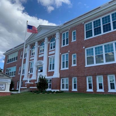 Davenport Elementary School uses Winco's 4410S single-hung, hurricane-resistant windows.
