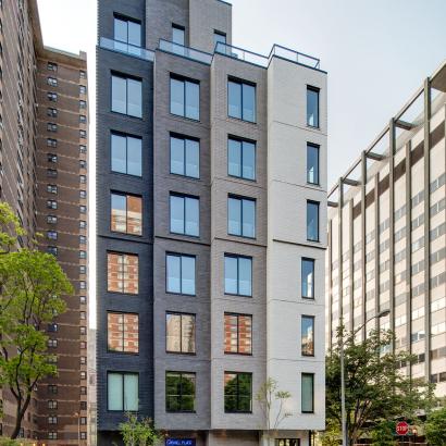 Winco’s 3410 sliding window series with impact-resistant laminated glass was used to provide safety, security and greatly reduce noise from the outdoors at Carmel Place Apartments.